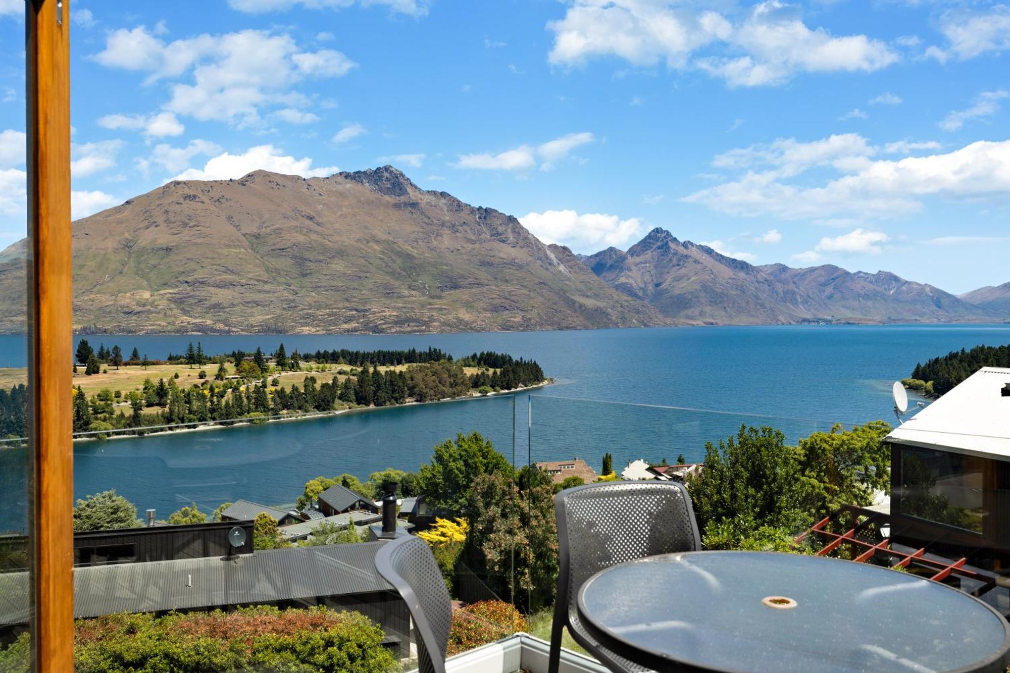 Sun-filled On Wakatipu Holiday home
