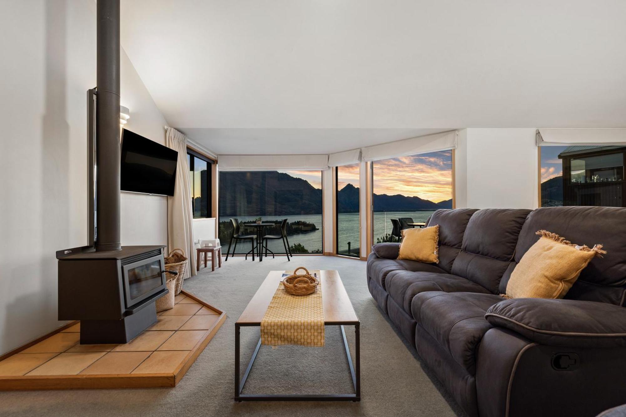 Sun-filled On Wakatipu Holiday home Queenstown