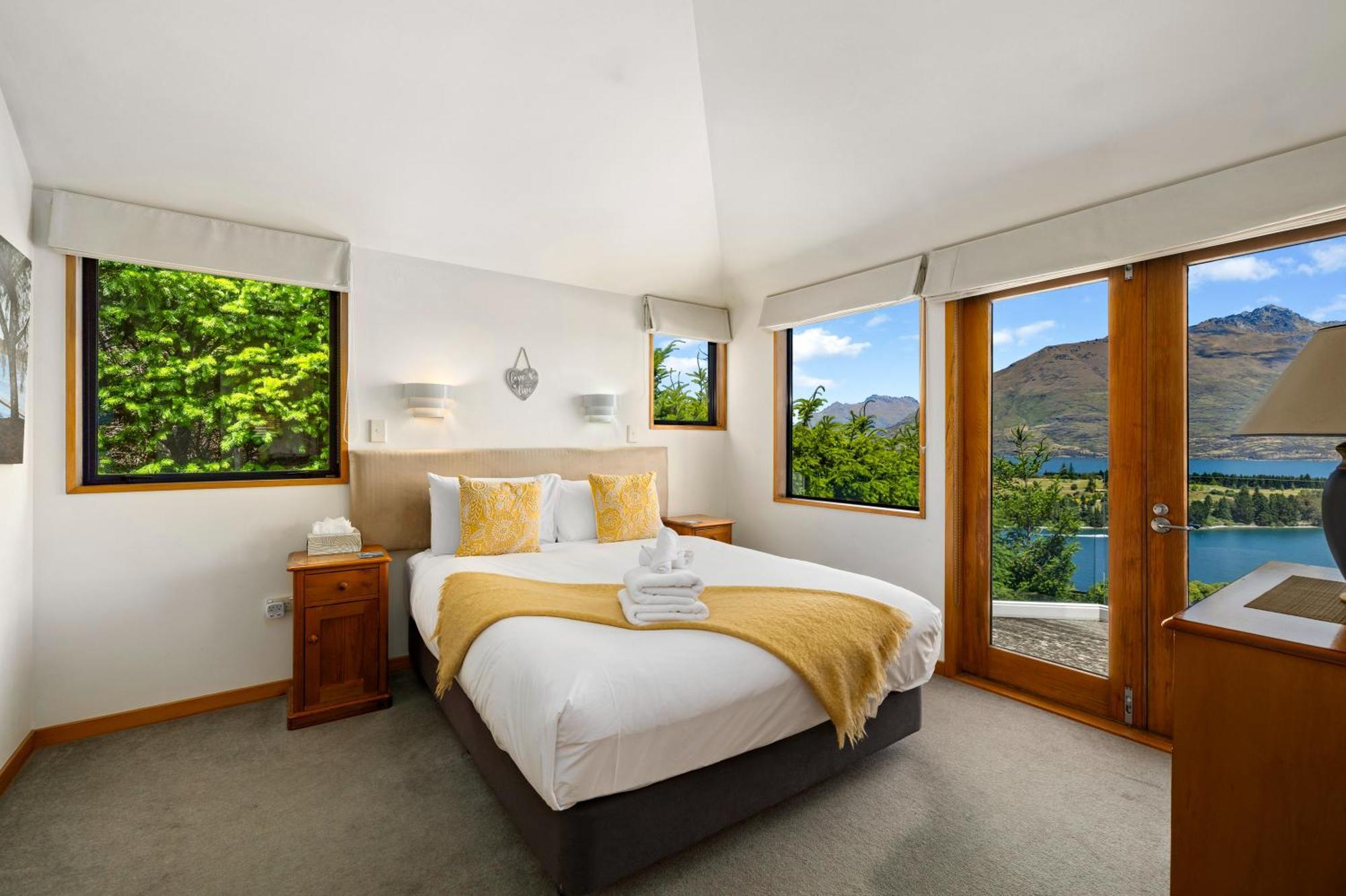 Sun-filled On Wakatipu